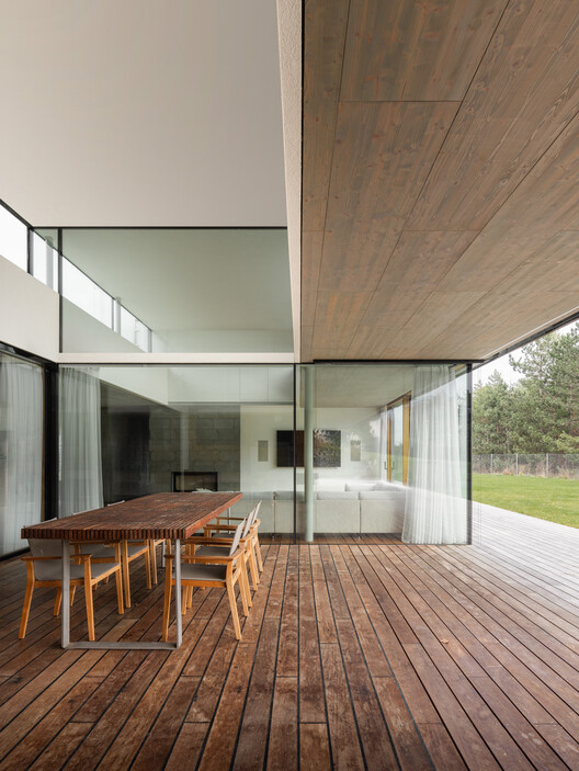 Засаденый дом / Pauliny Hovorka Architekti - Фотография интерьера, кухня, стол, окна, фасад