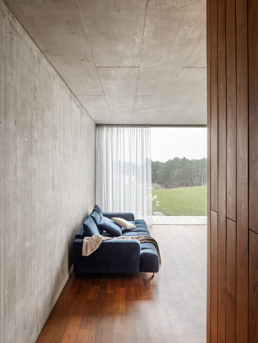 Засаденый дом / Pauliny Hovorka Architekti - Фотография интерьера, гостиная, спальня