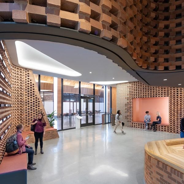 Вестибюль, облицованный кирпичом, получил золотую награду Brick in Architecture Awards