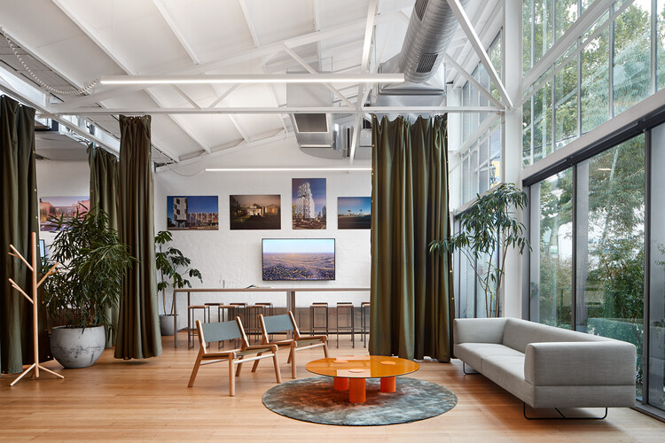 JCB Studio / Jackson Clements Burrows Architects — Фотография интерьера, гостиная, стол, диван
