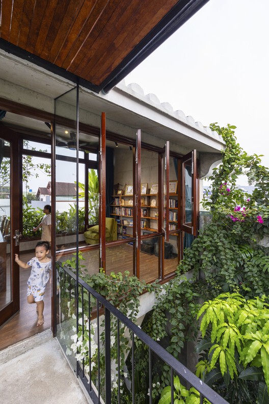 The Nest House / Ho Khue Architects - Фотография интерьера, фасад, балка