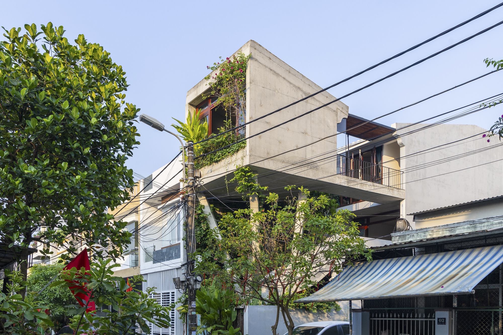 Дом-гнездо / Ho Khue Architects