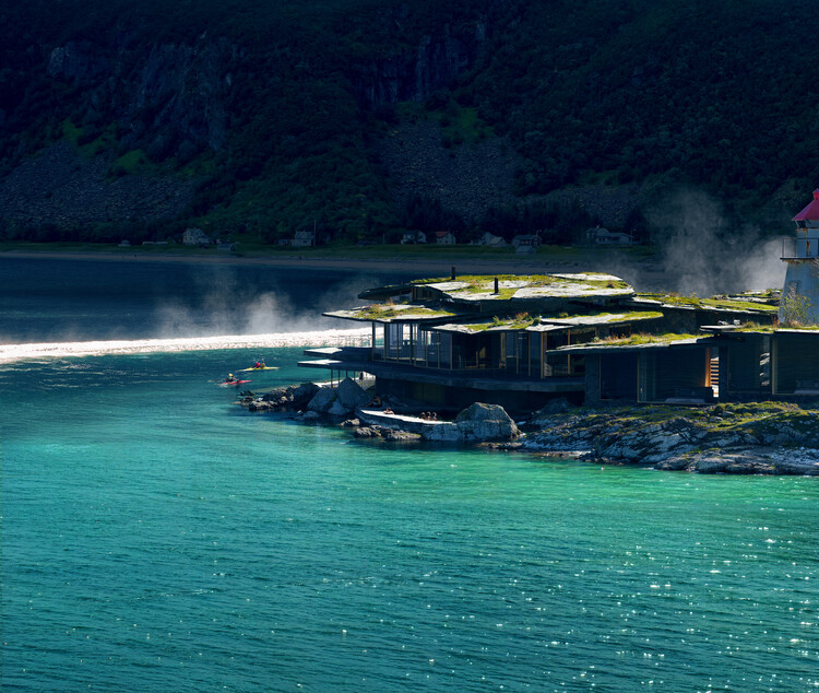Растворение архитектуры в природе: отель Dorte Mandrup Designs за Полярным кругом в Норвегии — изображение 2 из 3