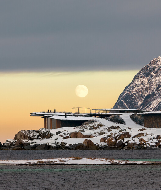 Растворение архитектуры в природе: отель Dorte Mandrup Designs за Полярным кругом в Норвегии — изображение 3 из 3