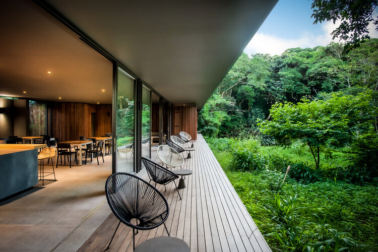 Forest Club House / Bloc Architects - Фотография интерьера, стол, стул