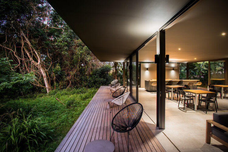 Forest Club House / Bloc Architects - Фотография интерьера, стол, стул