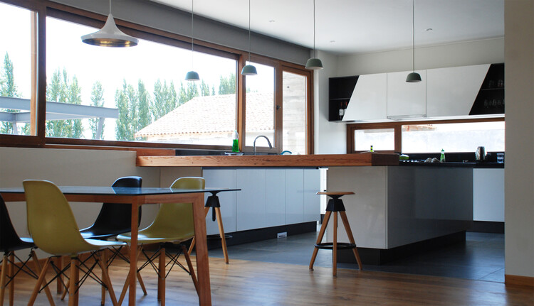 NG House / Cristobal Vial Arquitectos - Фотография интерьера, кухня, стол, столешница, окна, стул