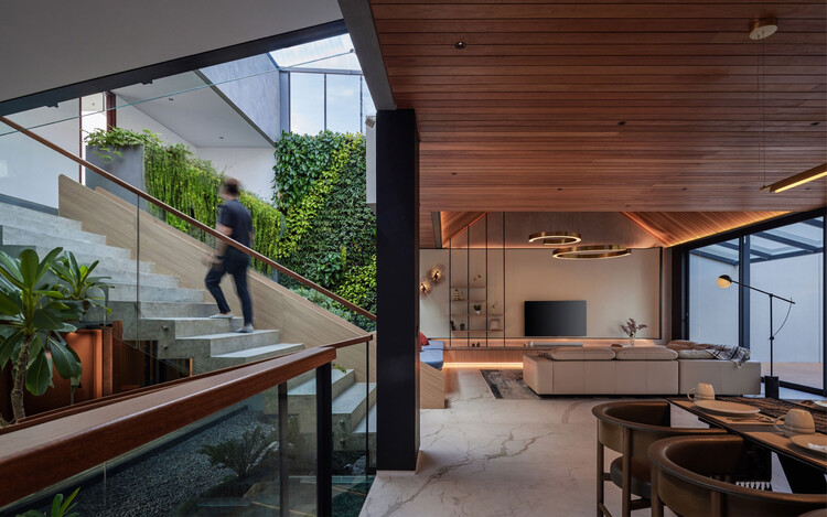 Jardin House / Patio Livity - Фотография интерьера, кухня, стол, балка, окна