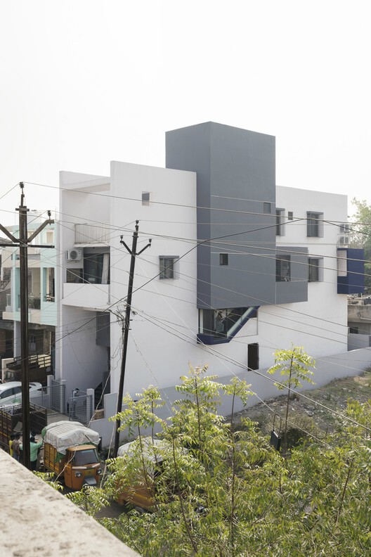 Дом с выступающей лестницей / Karan Darda Architects — изображение 5 из 22