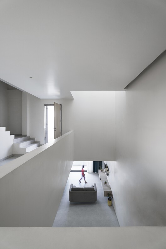 Дом с выступающей лестницей / Karan Darda Architects — изображение 2 из 22