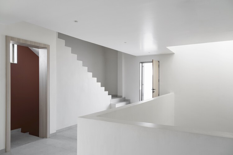 Дом с выступающей лестницей / Karan Darda Architects — изображение 11 из 22