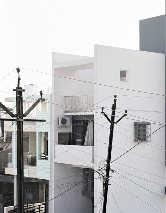 Дом с выступающей лестницей / Karan Darda Architects - Фотография экстерьера, фасад, окна