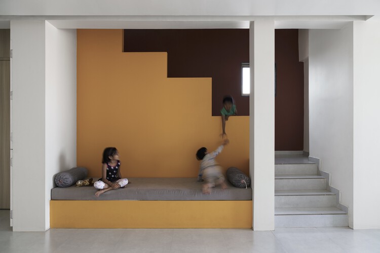 Дом с выступающей лестницей / Karan Darda Architects - Фотография интерьера