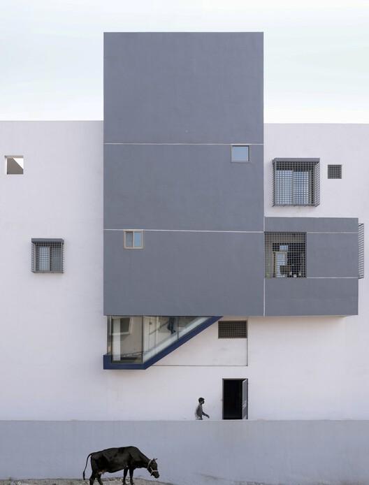 Дом с выступающей лестницей / Karan Darda Architects - Фотография экстерьера, окна, фасад