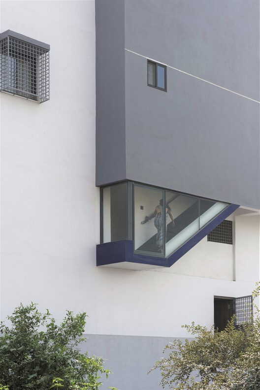 Дом с выступающей лестницей / Karan Darda Architects - Фотография интерьера, фасада