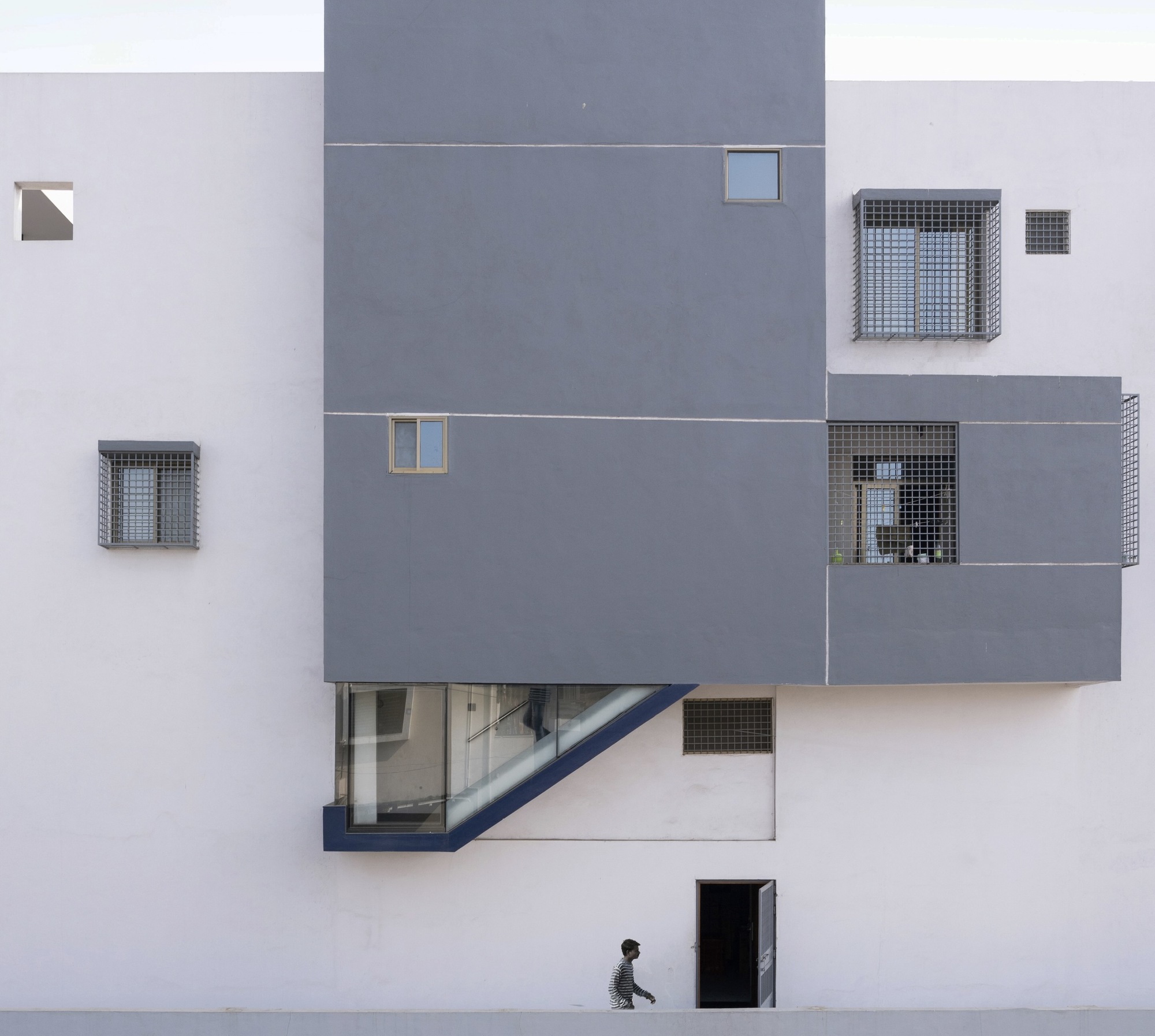 Дом с выступающей лестницей / Karan Darda Architects
