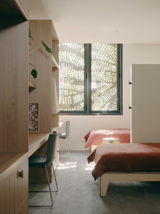 Школа-интернат для коренных народов Мельбурна / McIldowie Partners — фотография интерьера, спальня, окна, стул
