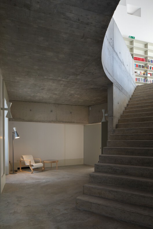 Национальный инновационный центр / Joaquim Portela Arquitetos - Фотография интерьера, лестница, бетон, перила