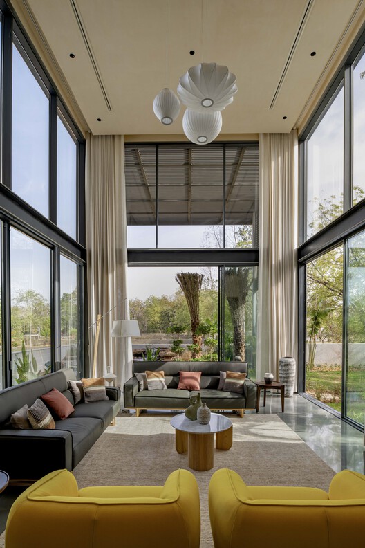 Enso Villa / The Grid Architects — Фотография интерьера, гостиная, диван, стол, окна