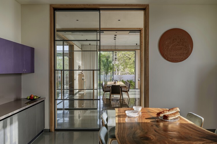 Enso Villa / The Grid Architects — Фотография интерьера, стол, стул, окна