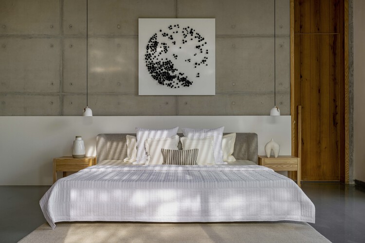 Enso Villa / The Grid Architects — Фотография интерьера, спальня, дверь, кровать