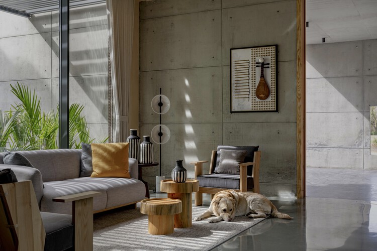 Enso Villa / The Grid Architects — Фотография интерьера, гостиная, стол, дверь, окна