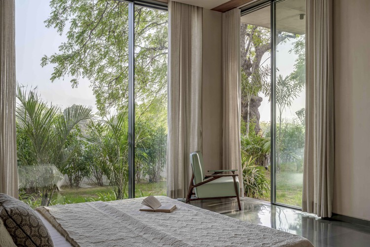 Enso Villa / The Grid Architects — Фотография интерьера, спальня, стол, стул, окна