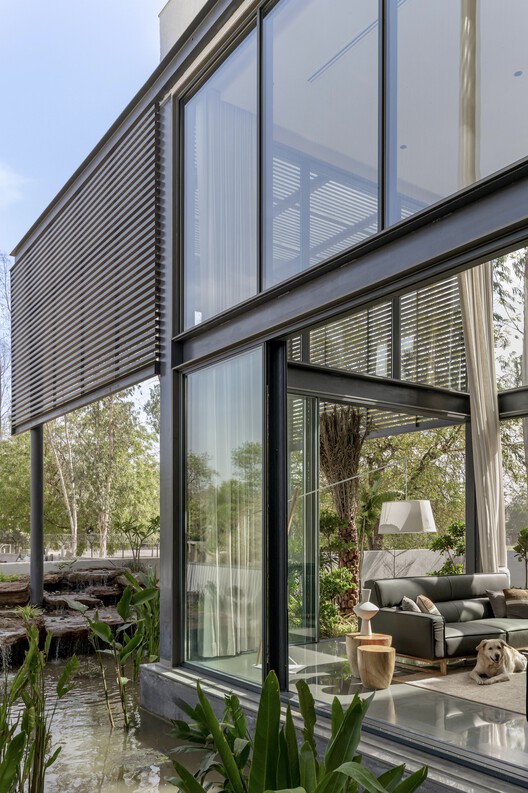 Enso Villa / The Grid Architects — фотография экстерьера, окна, стол, стул, фасад