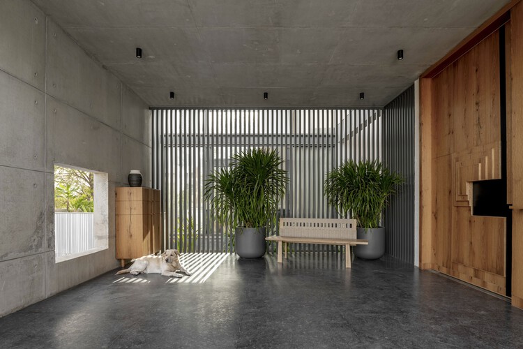 Enso Villa / The Grid Architects — фотография интерьера, стул, окна