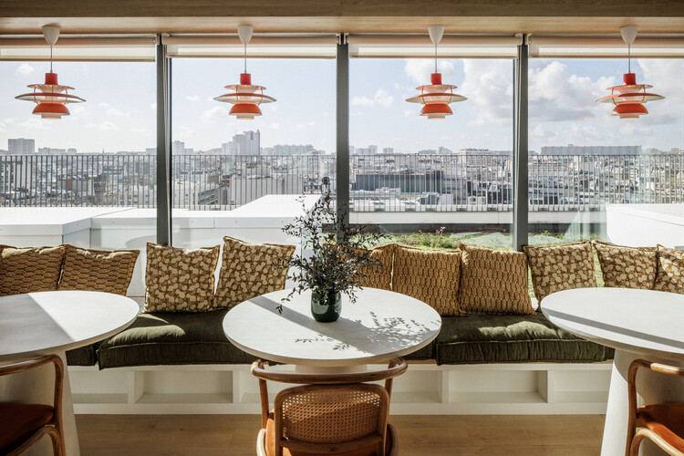 PONG Building / CALQ + Bond Society — Фотография интерьера, гостиная, стол, стул, окна