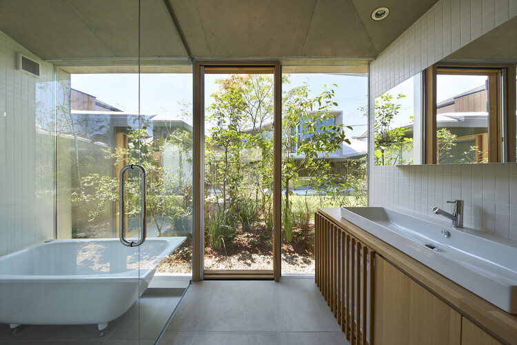 Дом в Майтамоне / Томохиро Хата Архитектор и партнеры - Фотография интерьера, ванная комната, ванна, раковина, окна