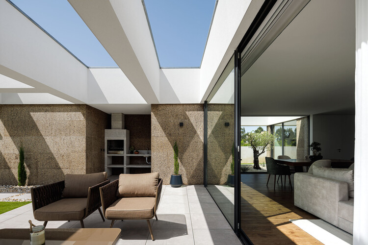 AS House / Mário Alves arquiteto - Фотография интерьера, гостиная, стол, стул