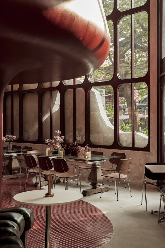 Reden Café & Bistro / 1.61 DESIGIN_WORKSHOP - Фотография интерьера, стол, стул, окна
