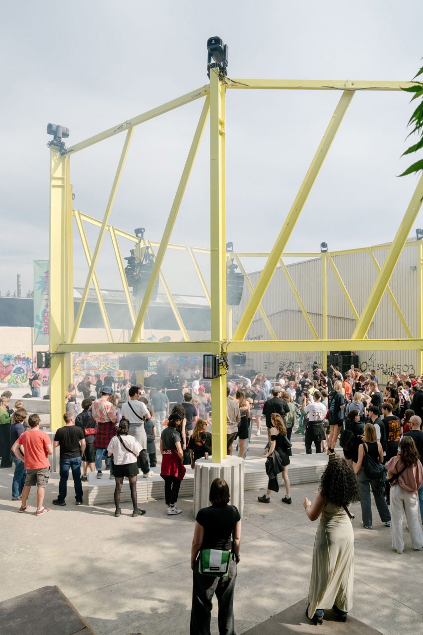 Открытая стальная инсталляция главной сцены на фестивале Хорста в Брюсселе