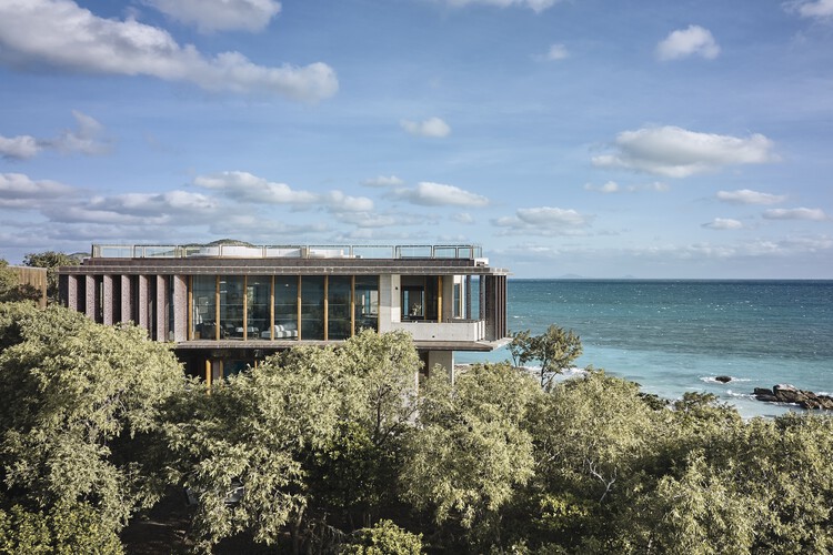 Дом на острове Лизард / JDA Co. — фотография экстерьера, окна, побережье