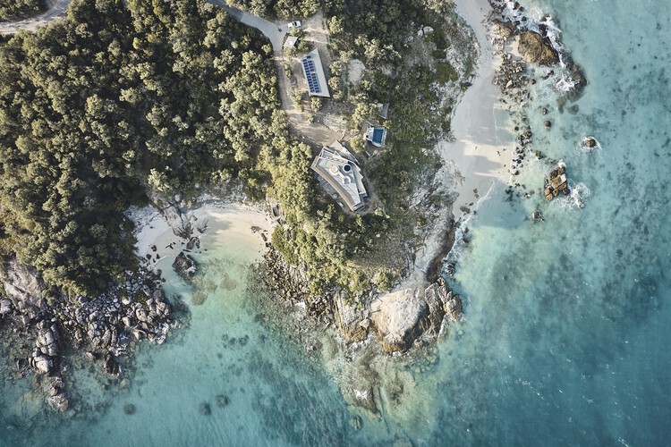 Дом на острове Лизард / JDA Co. — фотография экстерьера, побережье