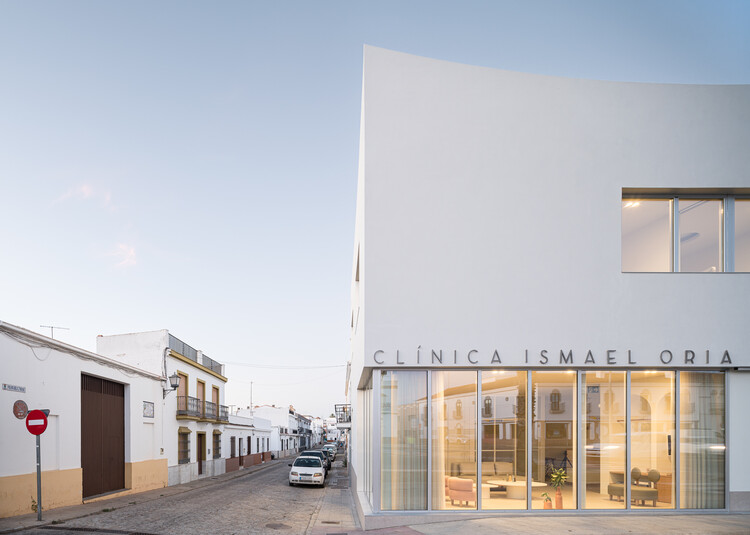 Клиника Исмаэль Ория / mar macías atelier - Фотография экстерьера, фасад, окна