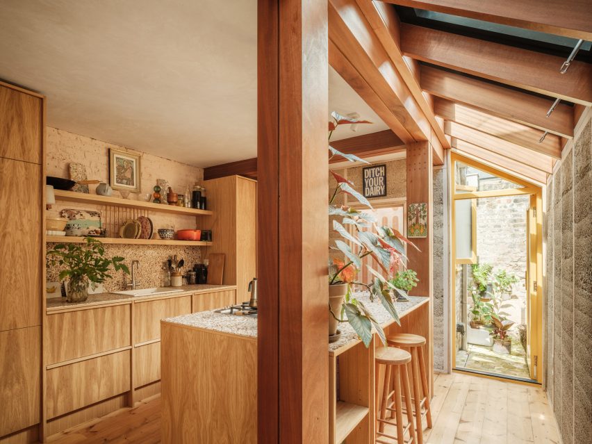 Деревянная кухня со стенами из пенобетона