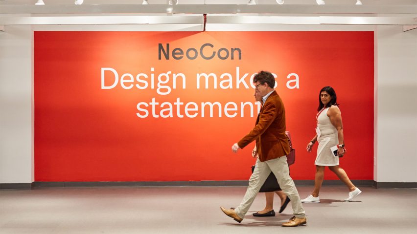 Фотография логотипа NeoCon на красной стене