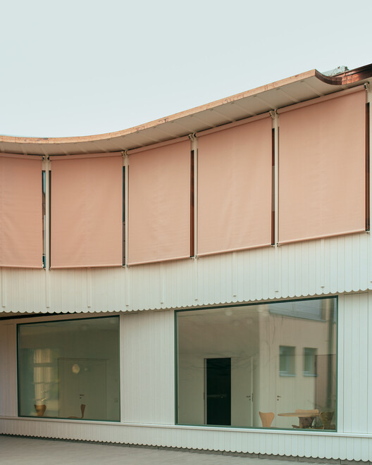 Школа Aeschi / Haller Gut Architects - Экстерьерная фотография, фасад, окна