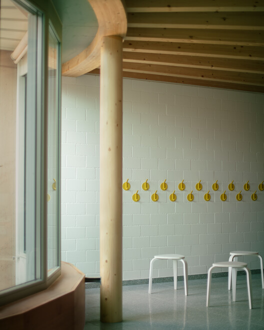 Школа Aeschi / Haller Gut Architects - Фотография интерьера, стул, колонна