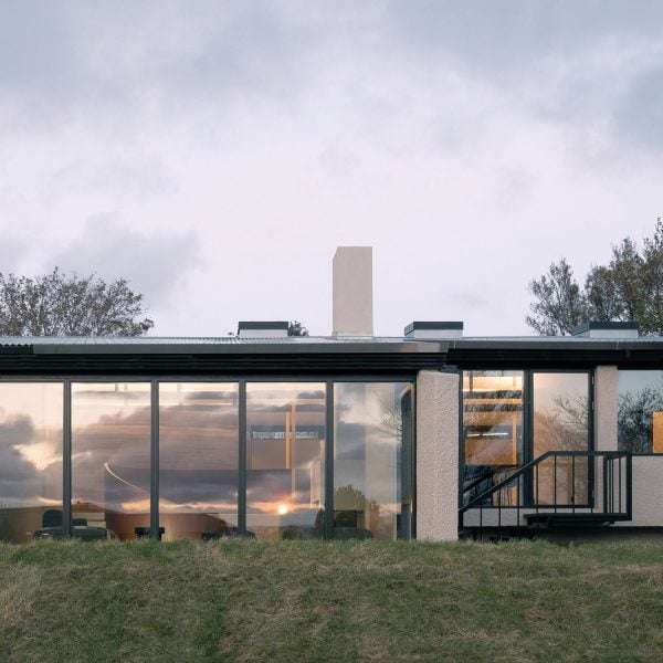 ARG Architects обновляет решетчатый дом в Исландии с изогнутыми стенами