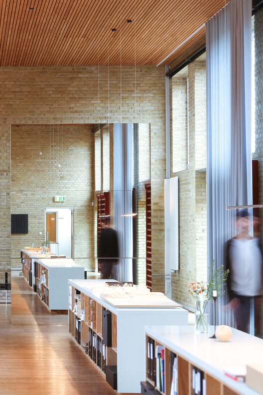 Paradiset Studio / LOOP Architects - Фотография интерьера, стол, стеллажи, стул