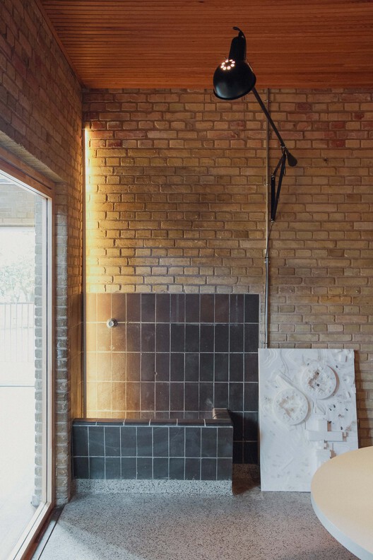 Paradiset Studio / LOOP Architects - Фотография интерьера, Ванная, Кирпич, Окна, Балка