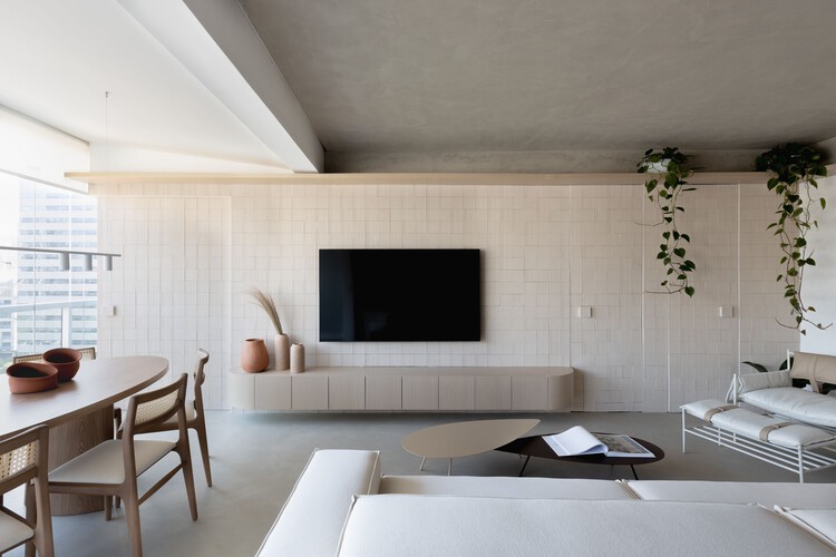 Lea Apartment / Nati Minas & Studio + Flipê Arquitetura - Фотография интерьера, стол