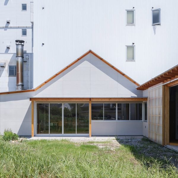 Chidori Studio использует промышленные элементы для дома в Японии.