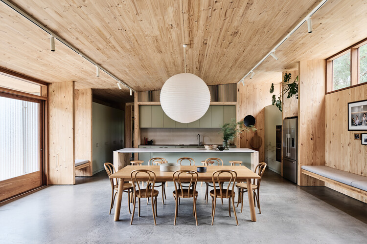 Sweetwater House / Jackson Clements Burrows Architects — Фотография интерьера, столовая, стол, стул, освещение, балка