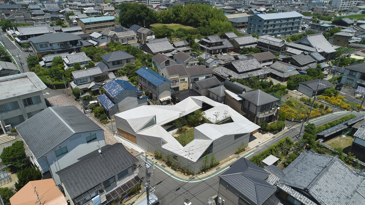 Дом в Майтамоне / Томохиро Хата Архитектор и партнеры - Экстерьерная фотография, окна, городской пейзаж, фасад