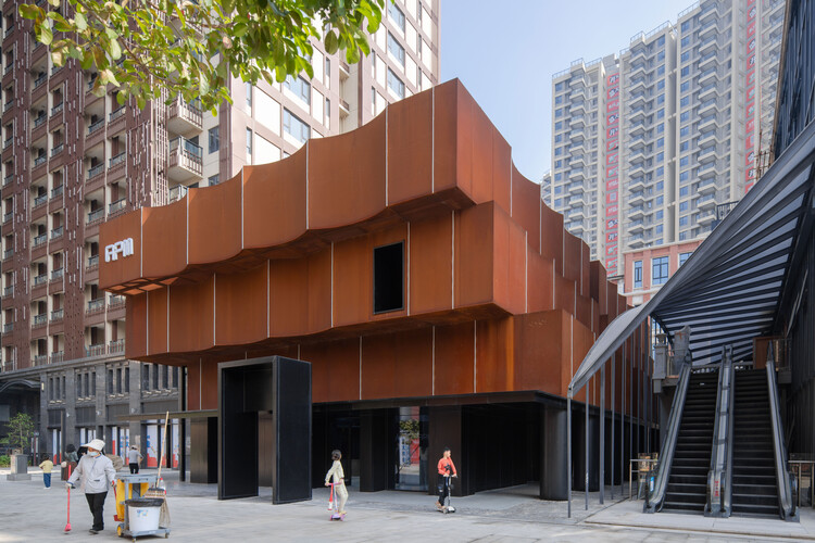 Галерея apm в Хайкоу GAOXINGLI / Dazhou And Associates - Фотография экстерьера, фасада, окон