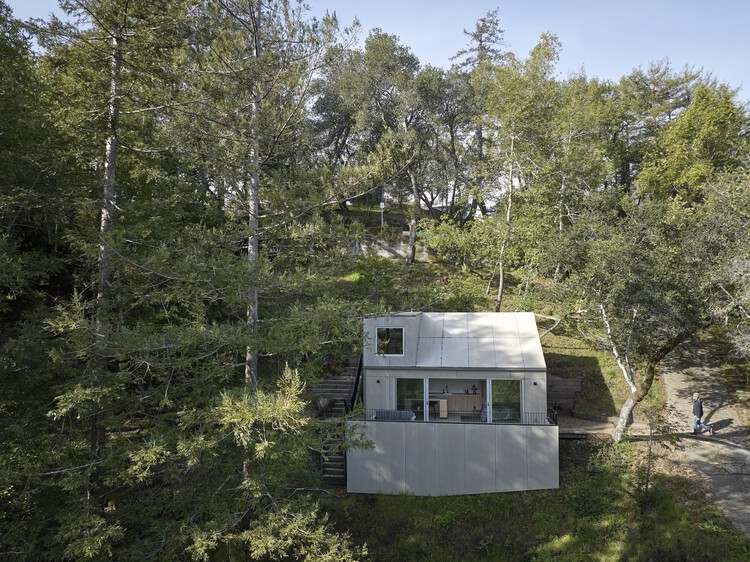 Гостевой дом Crest / Mork-Ulnes Architects - Экстерьерная фотография, окна, лес